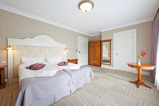 Отель Skrunda Manor Скрунда Улучшенный двухместный номер с 1 кроватью или 2 отдельными кроватями-1